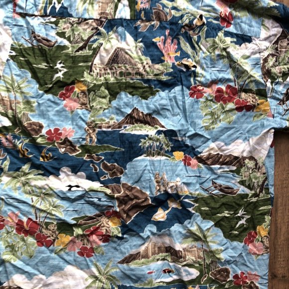 >>SOLD<<Tori Richard Disney Aulani Resort Hawaiian - Picture 7 of 8